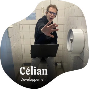 Photo de Célian en train d'utiliser un ordinateur sur des toilette et essayant de cacher la caméra avec sa main