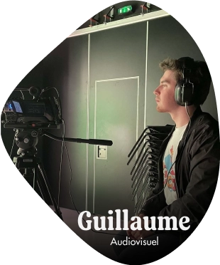 Photo de Guillaume en train de regarder le retour d'une caméra