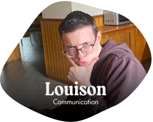 Photo de Louison en position de réflexion exagérée