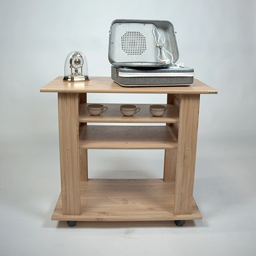 Photo du tourne-disque Charlie posé sur un meuble avec décoration vintage posé à côté