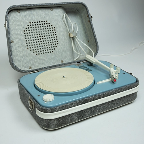 Photo du tourne-disque Charlie avec le logo de Feels en plan large