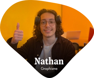 Photo de Nathan souriant avec un casque sur audio sur les oreille et faisant un pouce en l'air