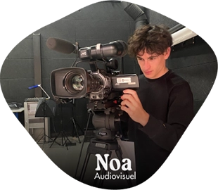 Photo de Noa Meyer derrière une caméra