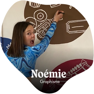Photo de Noémie surprise par la photo alors qu'elle réalisait une fresque
