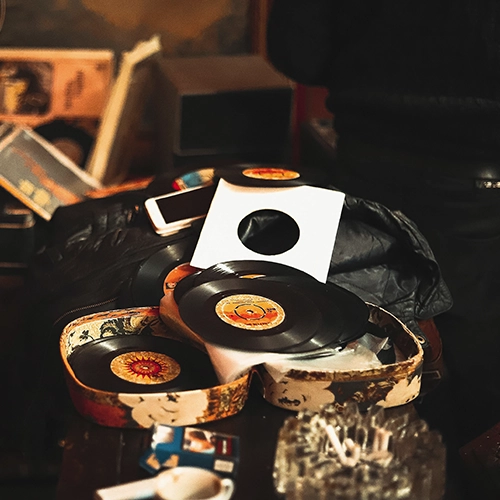 Photo d'illustration mettant en scène une sacoche à vinyles ouverte laissant la vue sur divers vinyles