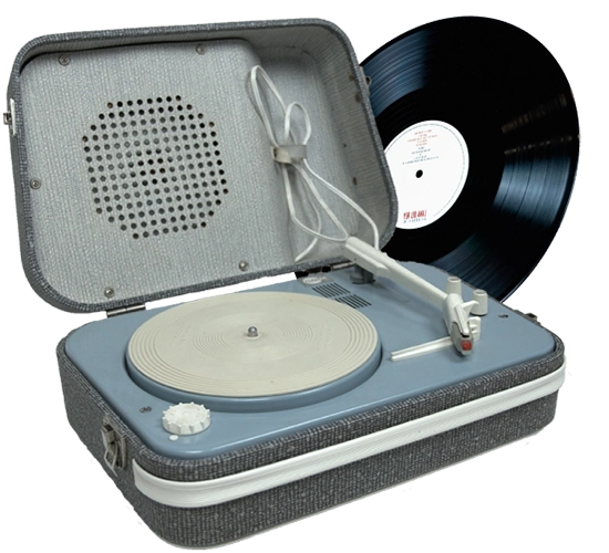 Photo d'illustration avec le tourne-disque en premier plan et un vinyle à la vertical à l'arrière.