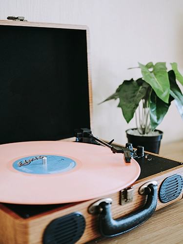 Photo d'illustration d'une platine vinyle dans une mallette en bois